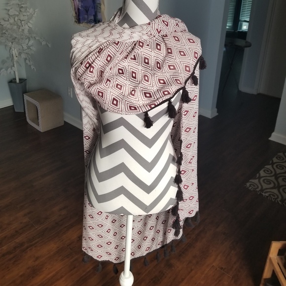Maroon and cream patterned shawl/scarf - Picture 5 of 7